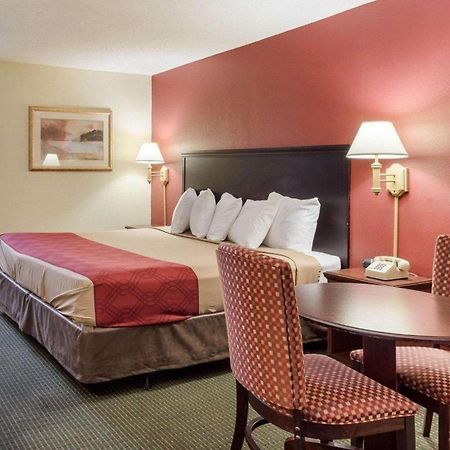 Rodeway Inn West Memphis Bagian luar foto