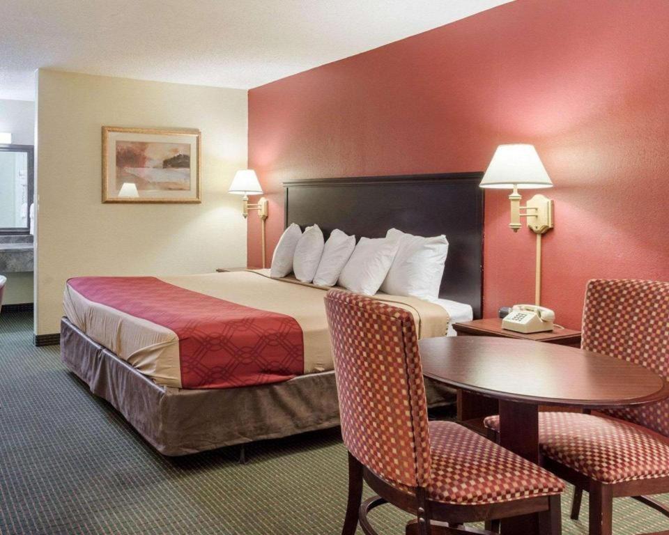 Rodeway Inn West Memphis Bagian luar foto